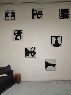 Atelierfoto met serie zwart- grijzen uit de “Slowmotionserie”